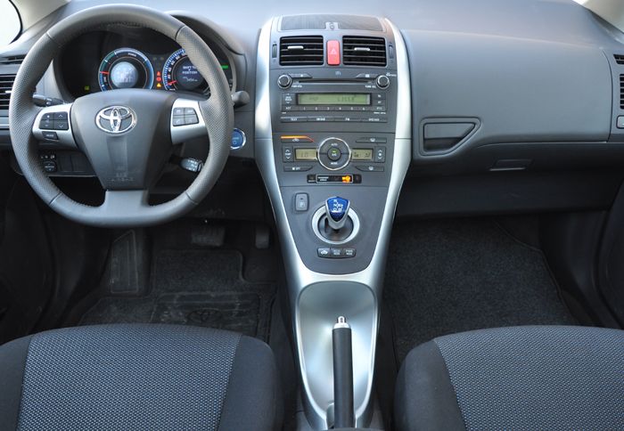To εσωτερικό του Toyota Auris HSD 